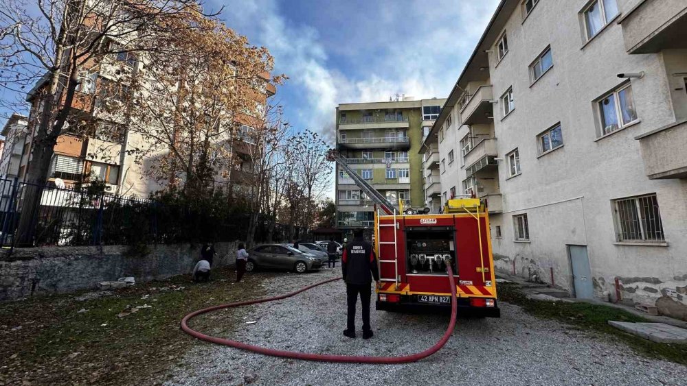 İhsaniye'de yangın paniği! Elektrik kontağı daireyi yaktı