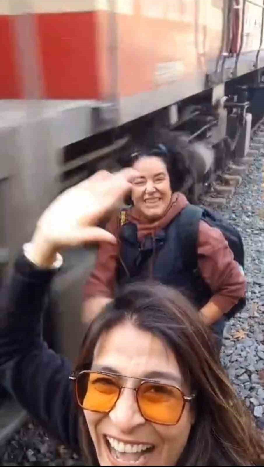 Selfie çekerken tren çarptı
