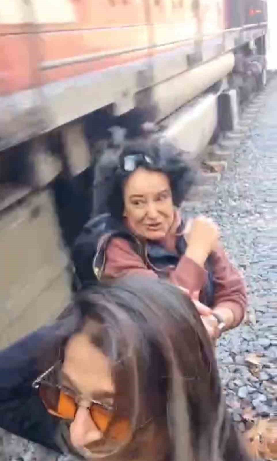 Selfie çekerken tren çarptı