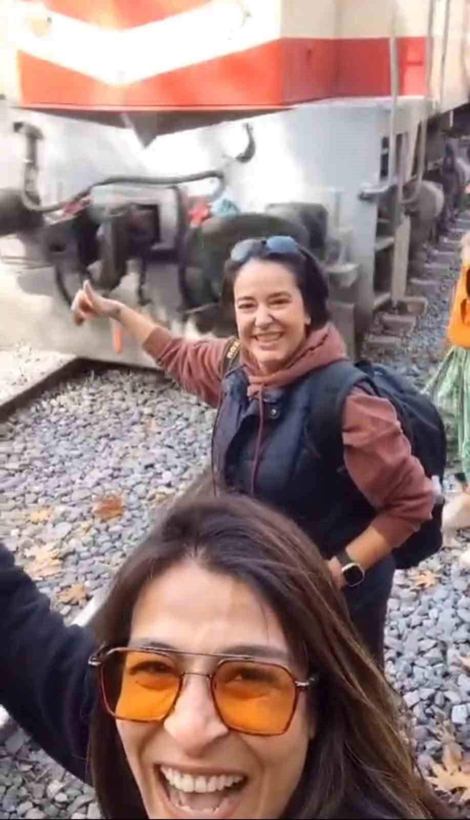 Selfie çekerken tren çarptı