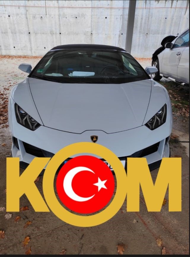 Sahte belgeyle ülkeye sokulan lüks araçlara polis el koydu