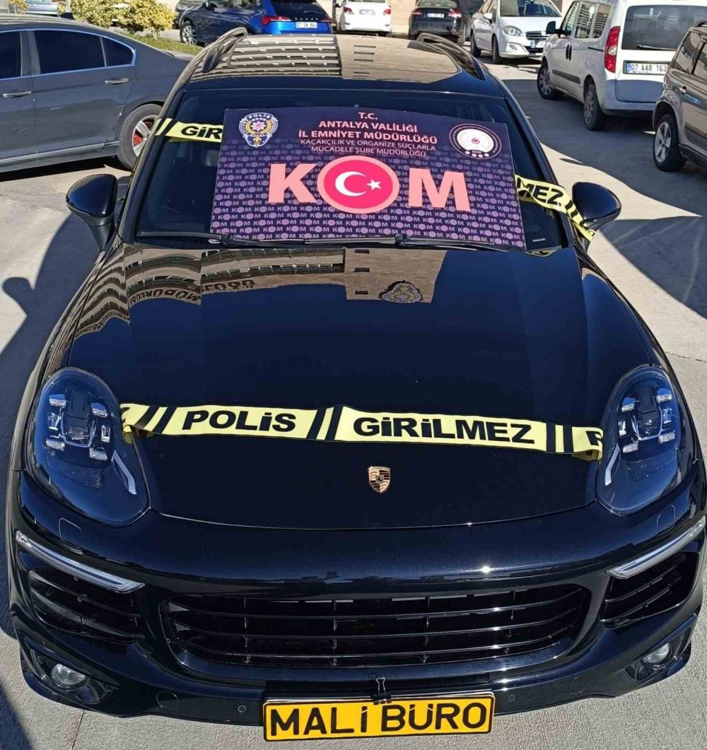 Sahte belgeyle ülkeye sokulan lüks araçlara polis el koydu