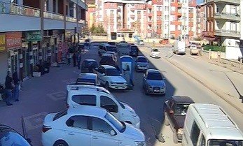 Trafikte tartıştığı sürücünün peşine düştü, yakalayıp darp etti