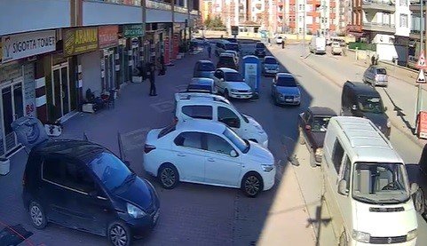 Trafikte tartıştığı sürücünün peşine düştü, yakalayıp darp etti