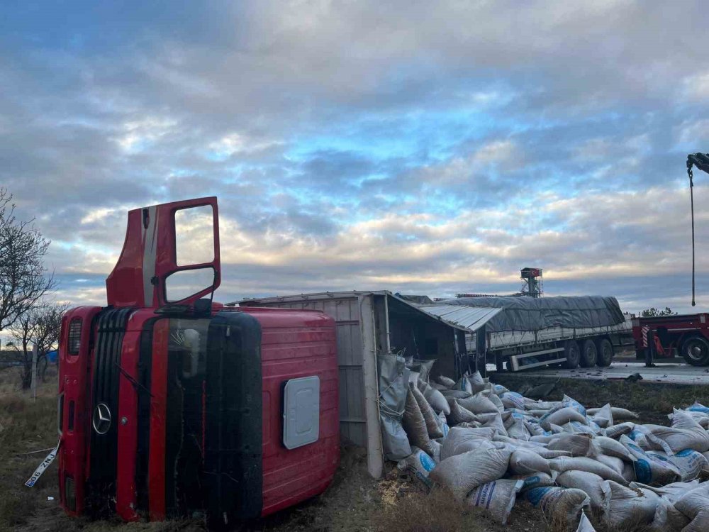 Karapınar-Konya yolunda kamyon çekiciye çarptı: 2 yaralı