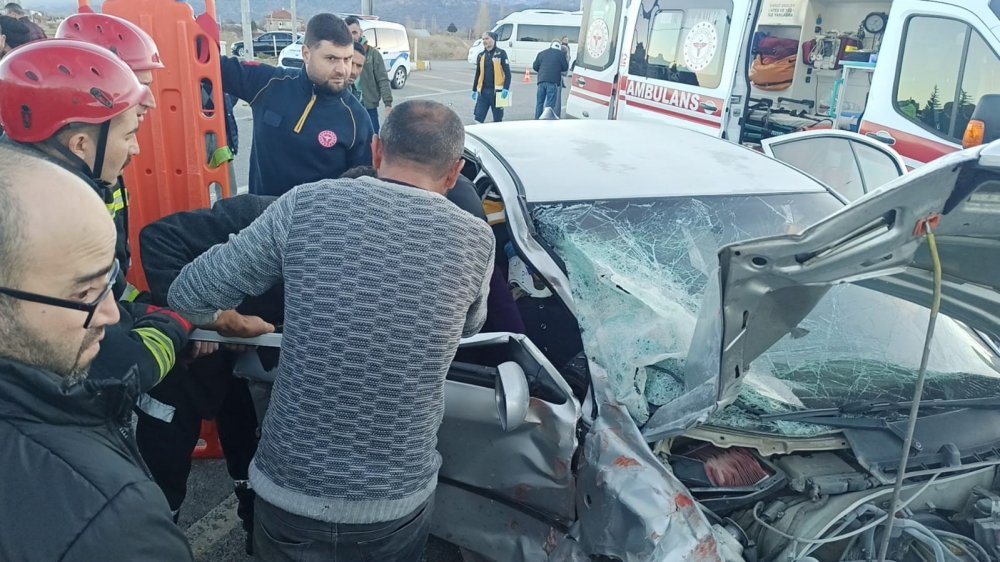 Konya’da kamyonla çarpışan otomobilin sürücü ve eşi araçta sıkıştı