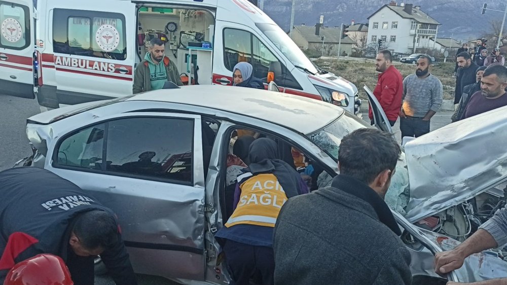 Konya’da kamyonla çarpışan otomobilin sürücü ve eşi araçta sıkıştı