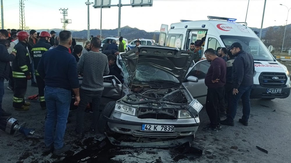 Konya’da kamyonla çarpışan otomobilin sürücü ve eşi araçta sıkıştı