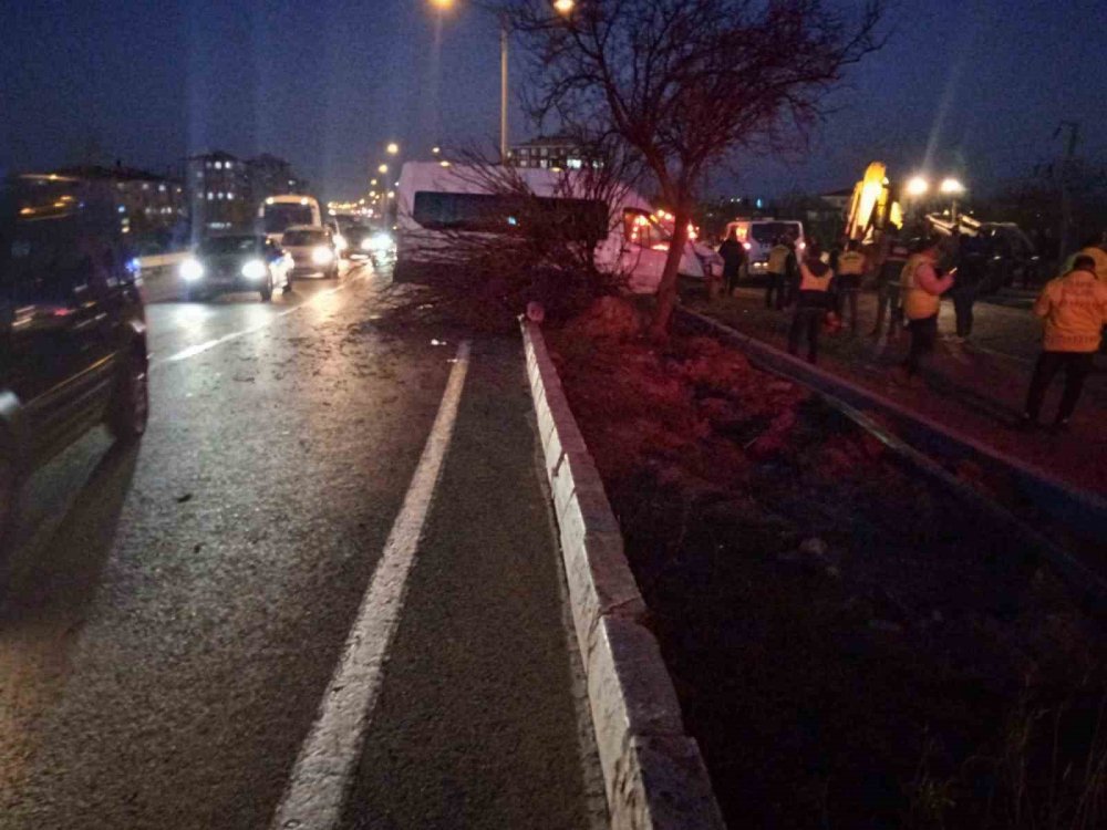 Afyon’da işçi servisi kaza yaptı: 12 yaralı