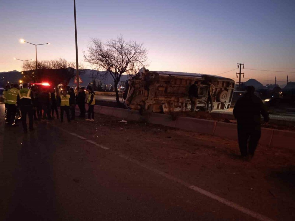 Afyon’da işçi servisi kaza yaptı: 12 yaralı