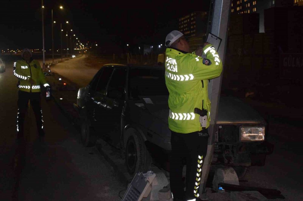 Direksiyon hakimiyetini kaybetti, direğe çarptı