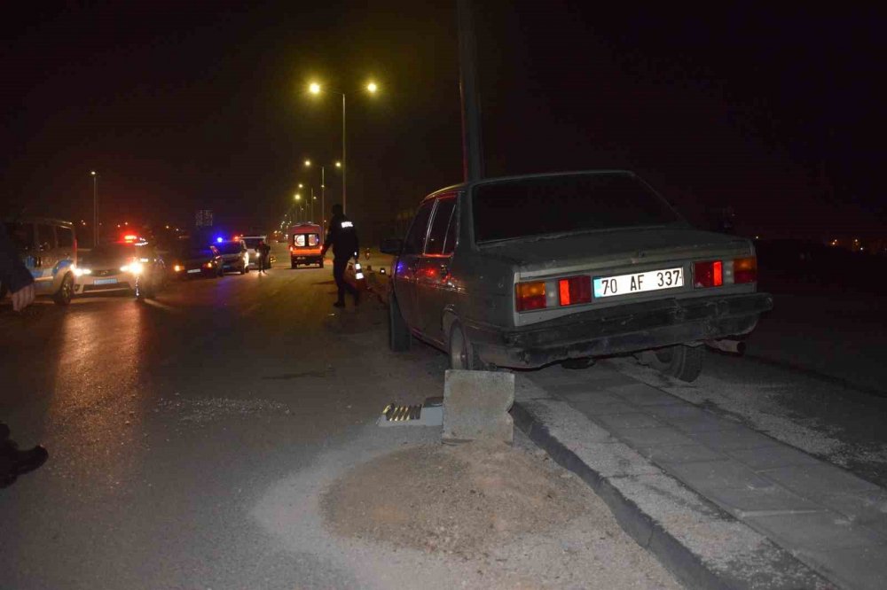 Direksiyon hakimiyetini kaybetti, direğe çarptı