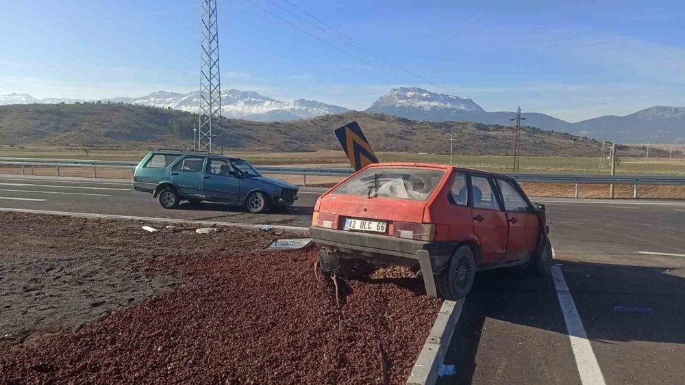 Konya’da otomobiller kavşakta çarpıştı! 4 yaralı