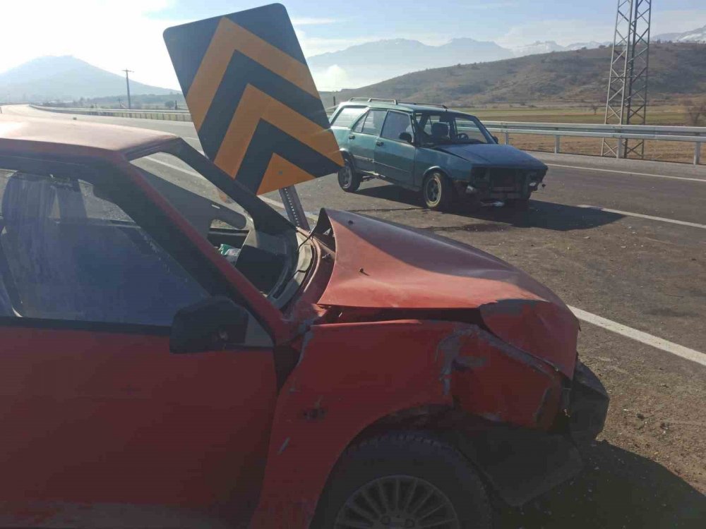 Konya’da otomobiller kavşakta çarpıştı! 4 yaralı