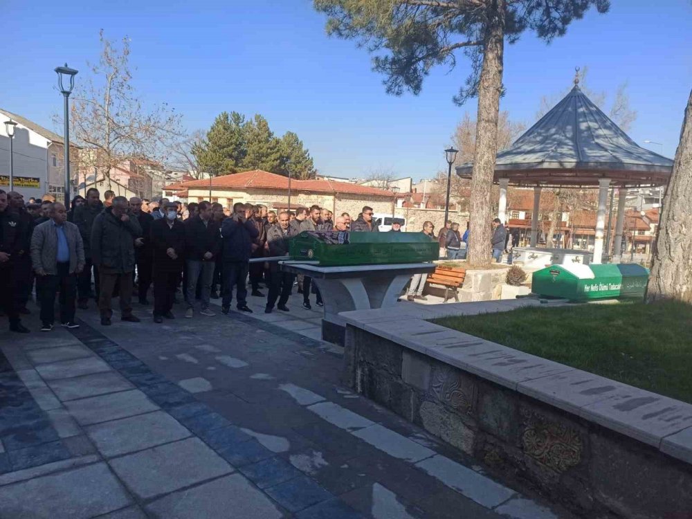 Konya’da eski eşi tarafından öldürülen Ayşe Gezer ile kızı Gözdenur Doğan toprağa verildi