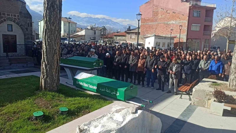 Konya’da eski eşi tarafından öldürülen Ayşe Gezer ile kızı Gözdenur Doğan toprağa verildi