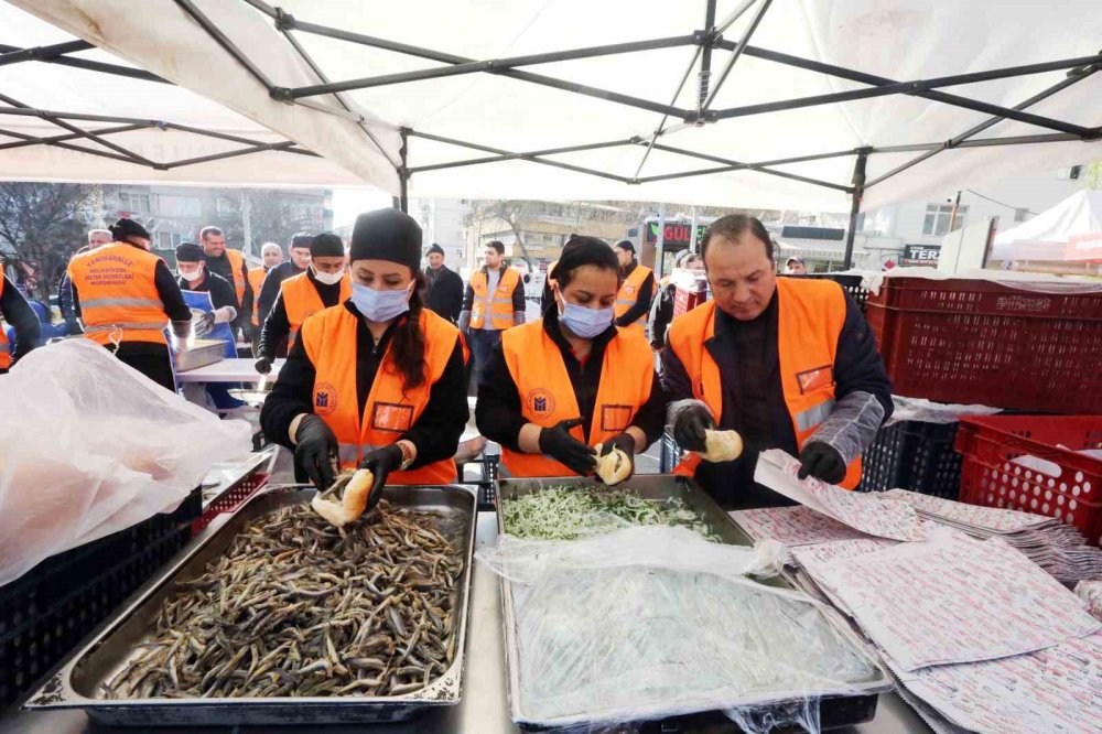 Denizsiz Ankara'da tonlarca hamsi