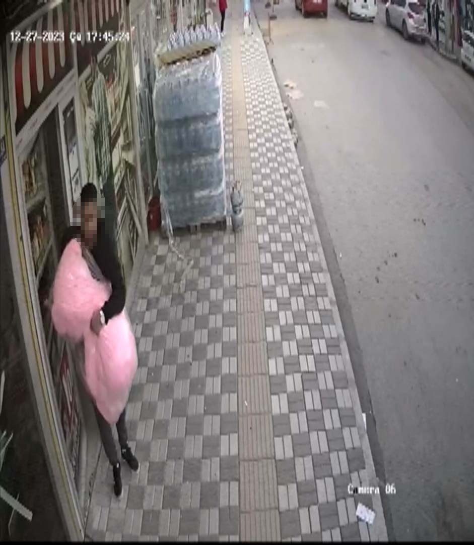 Elini kolunu sallayarak 1 metre boyundaki oyuncak ayıyı çaldı