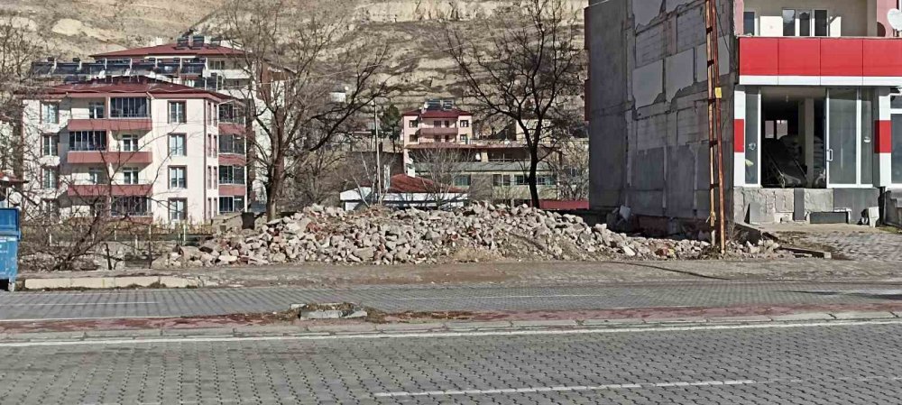 Gürün'de depremin izleri millet bahçesiyle silindi