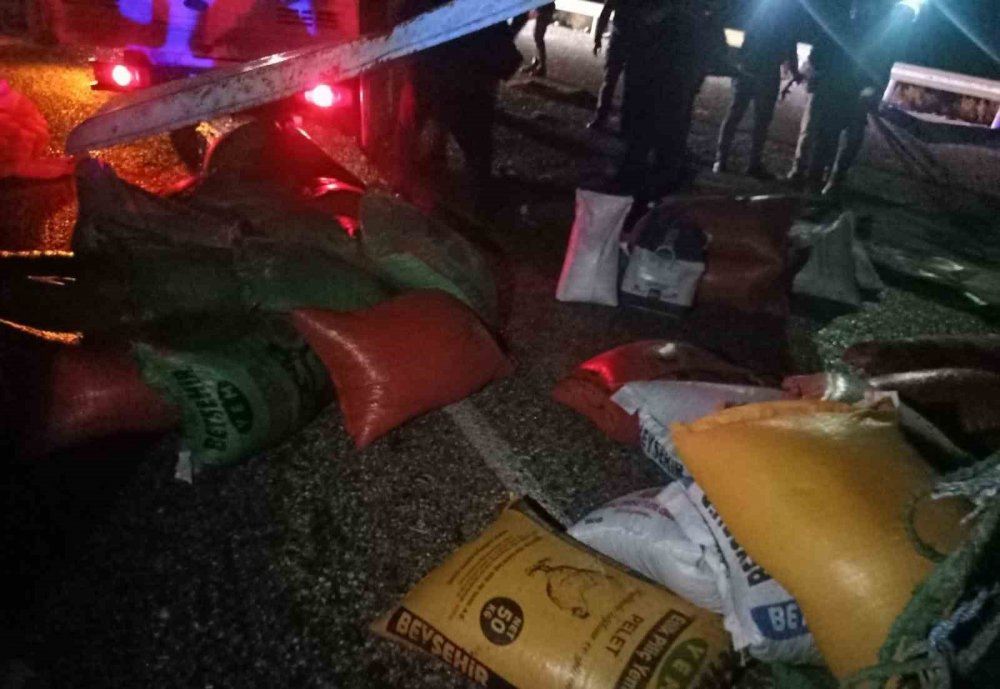 Antalya-Konya karayolunda yem yüklü kamyon devrildi: 1’i ağır 3 yaralı