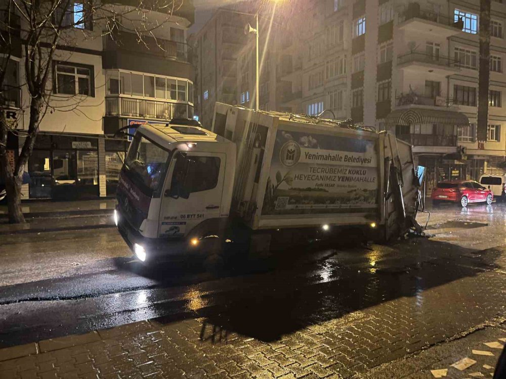 Belediyenin kamyonu geçerken yol çöktü