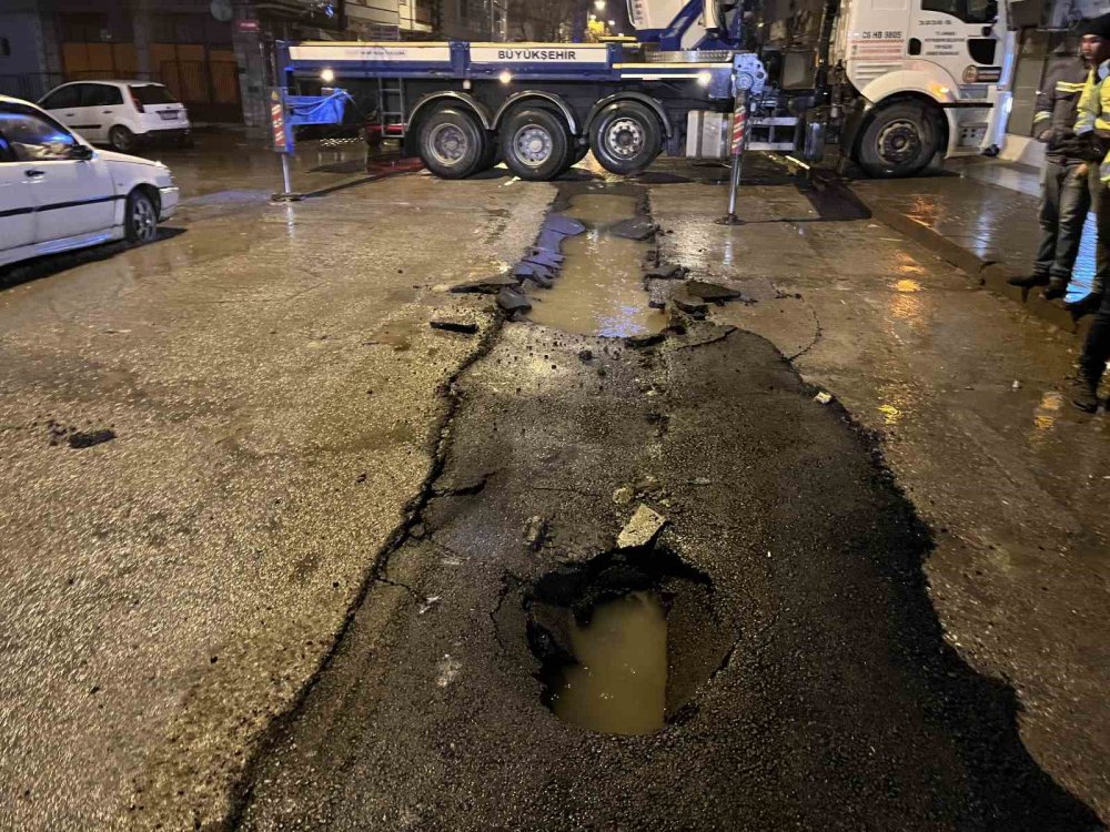 Belediyenin kamyonu geçerken yol çöktü