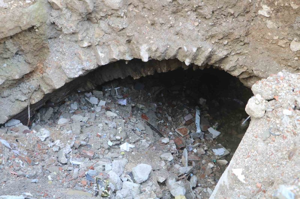 Deprem bölgesinde 5 metrelik obruklar oluştu