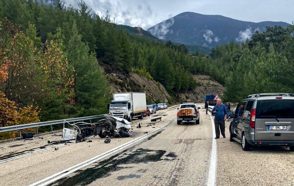 Tırla çarpışan otomobil ikiye bölündü: Sürücü ağır yaralı