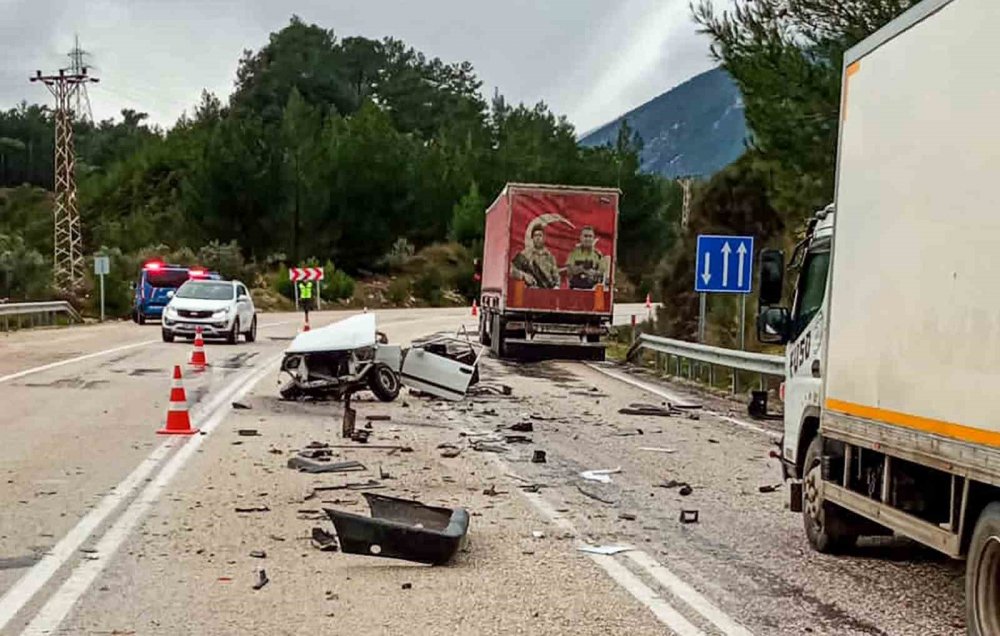 Tırla çarpışan otomobil ikiye bölündü: Sürücü ağır yaralı