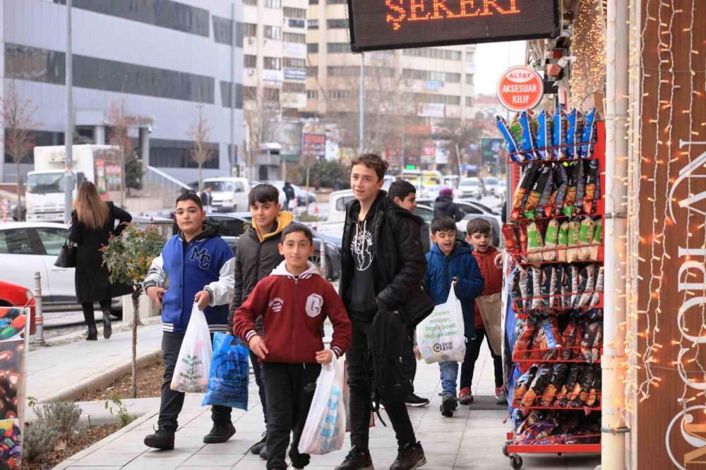 Konya’da Şivlilik coşkusu: Çantasını kapan sokağa koştu