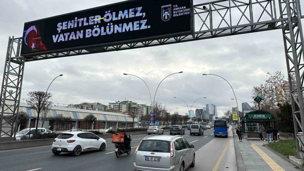 Ankara’daki ekranlara 'Şehitler Ölmez Vatan Bölünmez' yazıları yansıtıldı