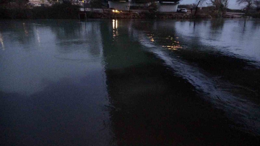 Siyaha bürünen Manavgat Irmağı'ndan pis kokular geliyor