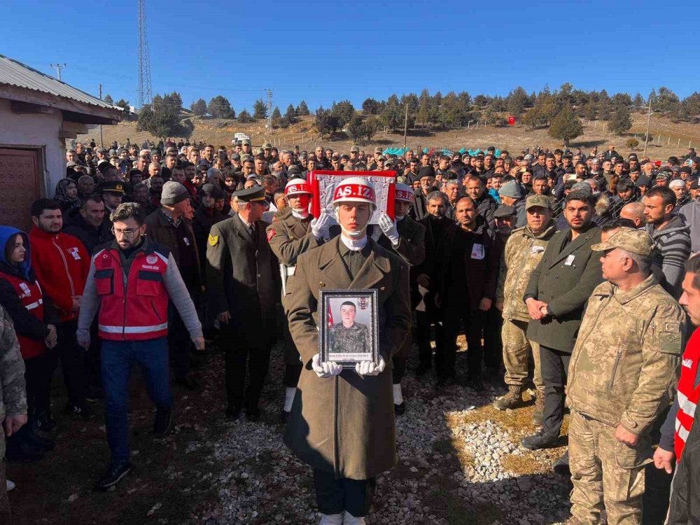 Pençe-Kilit şehidi Emrullah Gülmez, doğum gününe 5 gün kala dualarla toprağa verildi