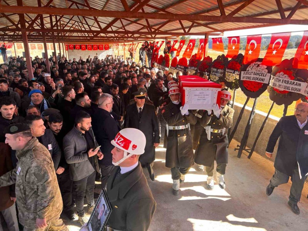 Pençe-Kilit şehidi Emrullah Gülmez, doğum gününe 5 gün kala dualarla toprağa verildi