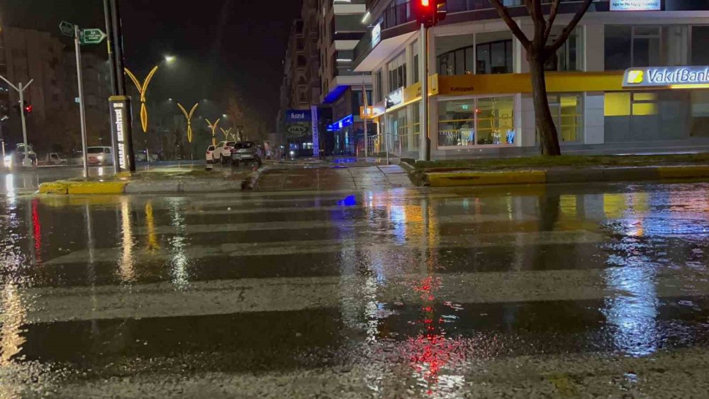 Aksaray’da sağanak yağmur çiftçiyi sevindirdi