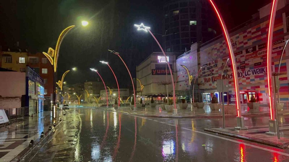 Aksaray’da sağanak yağmur çiftçiyi sevindirdi