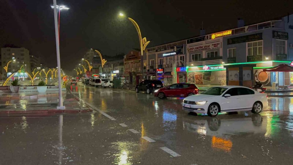 Aksaray’da sağanak yağmur çiftçiyi sevindirdi