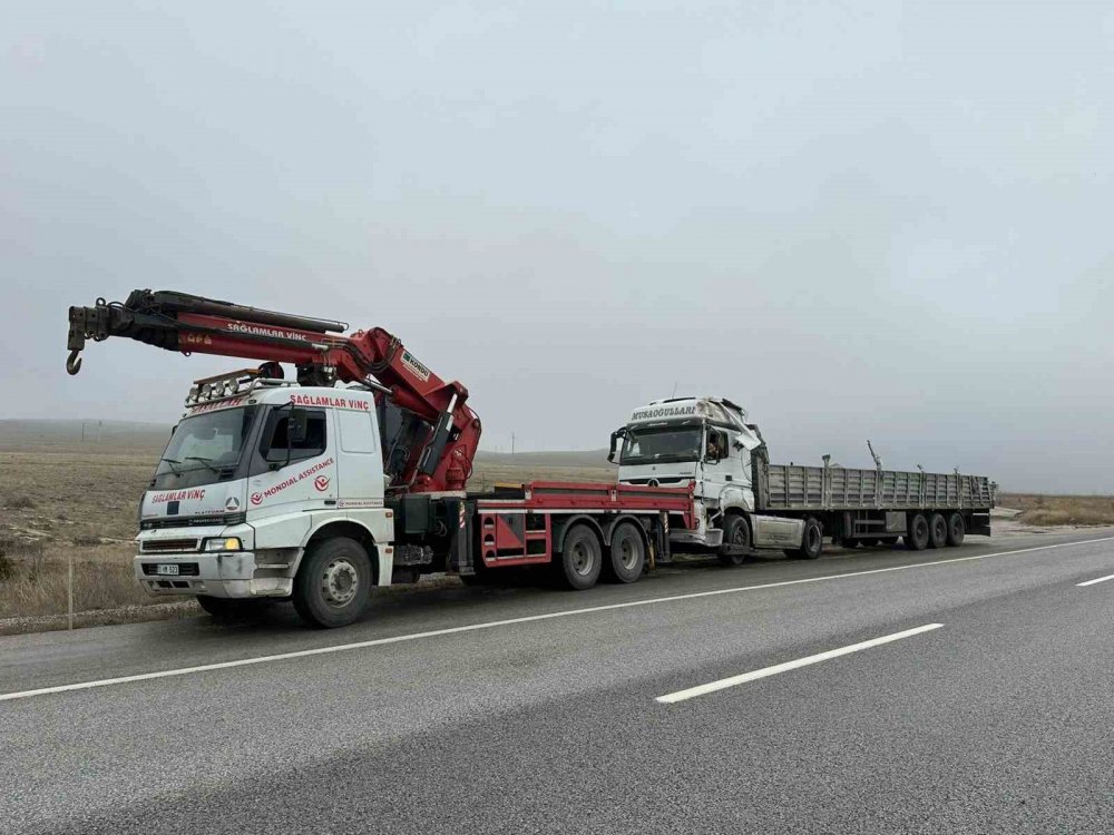 Konya plakalı toz şeker yüklü tır devrildi: 25 ton şeker çevreye saçıldı