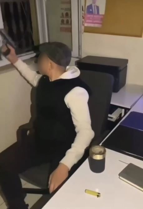 Muhtarlıktan havaya ateş açan maganda kamerada