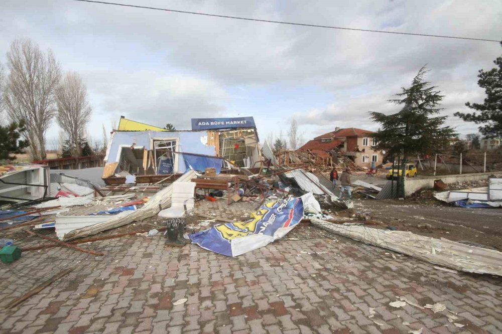 Öfkeli müşteri restoranı yıktı