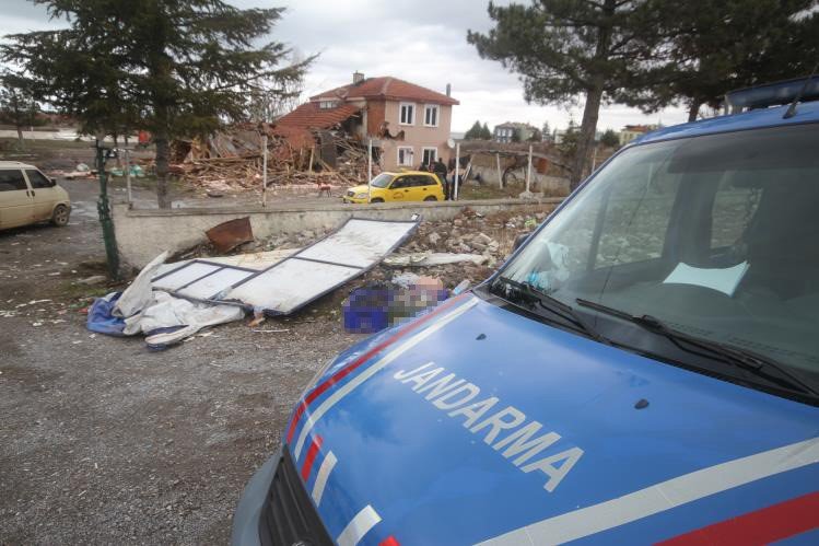 Öfkeli müşteri restoranı yıktı