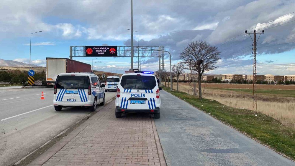 Konya'da Tırın Çarptığı Tabela, Sürücüyü Ağır Yaraladı