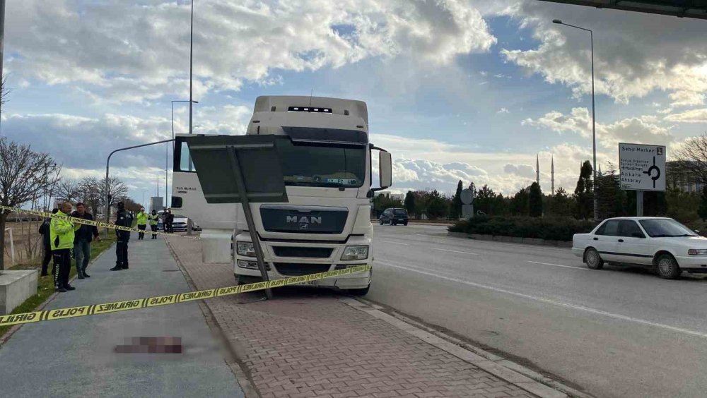 Konya'da Tırın Çarptığı Tabela, Sürücüyü Ağır Yaraladı