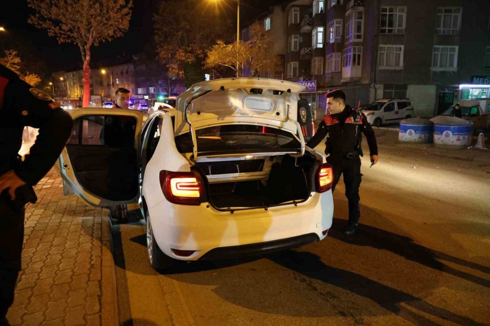 Polisten kaçan şahıs trafiğe takılınca aracını bırakıp kaçmaya çalıştı