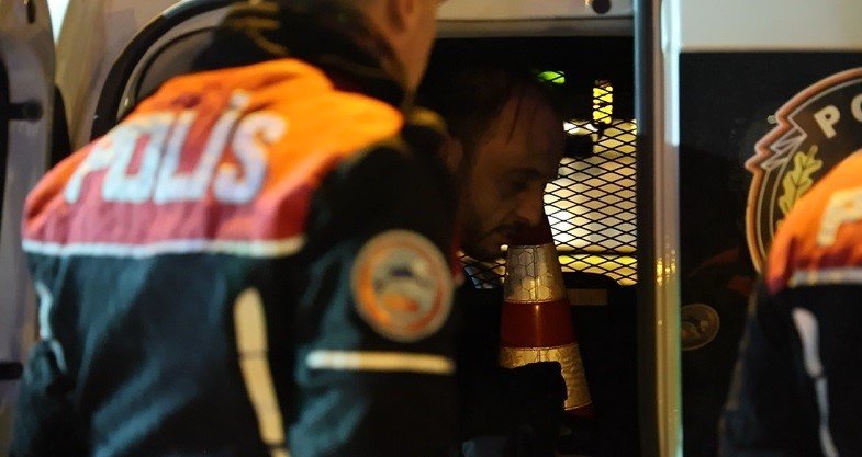 Polisten kaçan şahıs trafiğe takılınca aracını bırakıp kaçmaya çalıştı