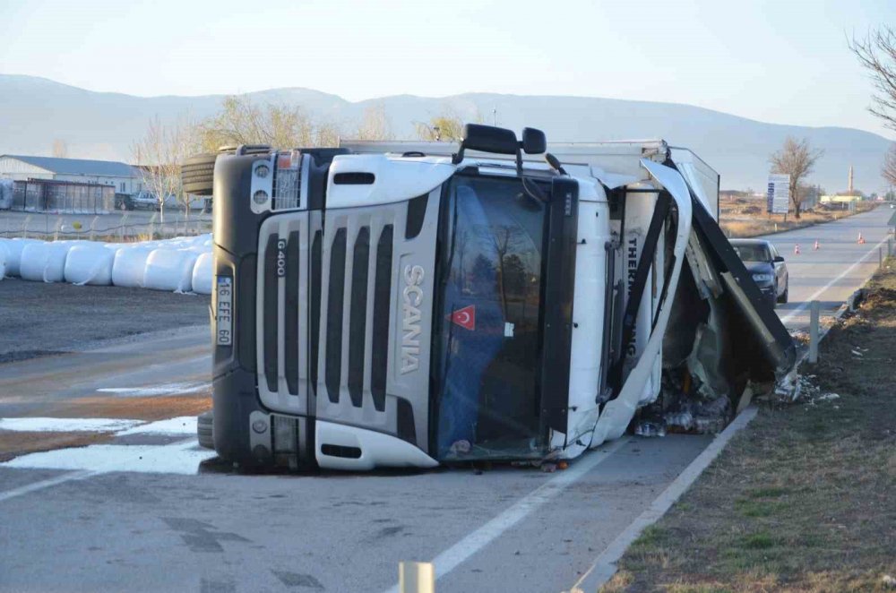 Süt ürünleri yüklü tır devrildi: 1 yaralı