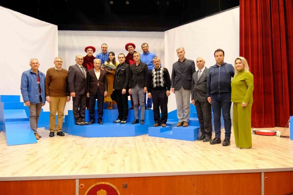 '39 Buçuk Basamak' tiyatrosuna Akşehirlilerden tam not