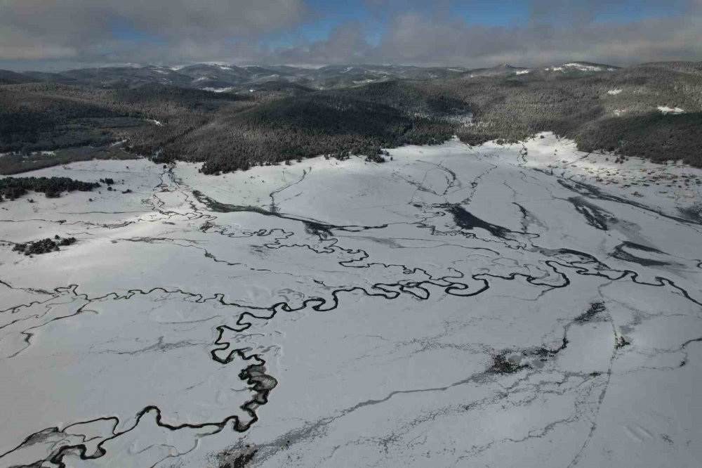 Kar altında kalan menderesler havadan böyle görüntülendi