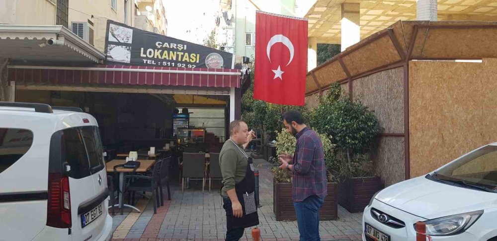 Türk bayrağını kesen şahıs kameraya yakalandı