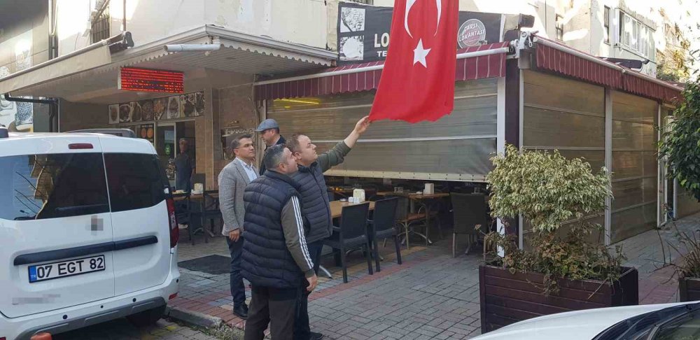 Türk bayrağını kesen şahıs kameraya yakalandı